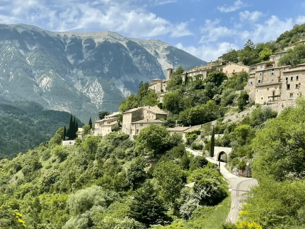 Village perché dans les montagnes de Provence avec maisons en pierre et paysage alpin