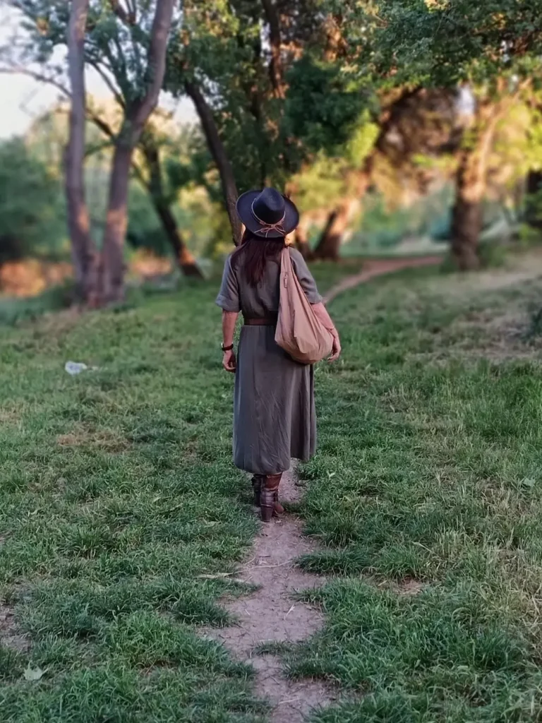 femme marchant dans la nature voyager autrement slow tourisme