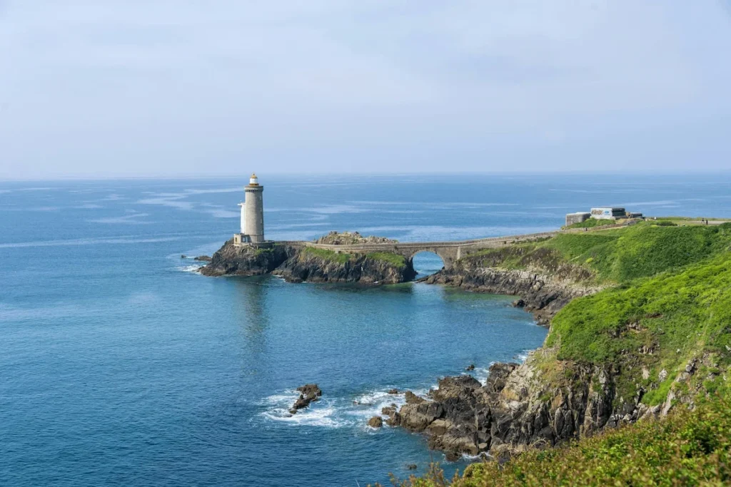 phare en Bretagne sur côte sauvage, paysage marin d’escapade slow en France