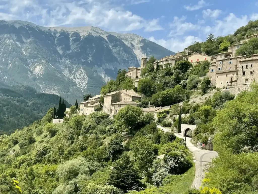 Village de montagne en Provence, escapade slow en France. Nature et authenticité
