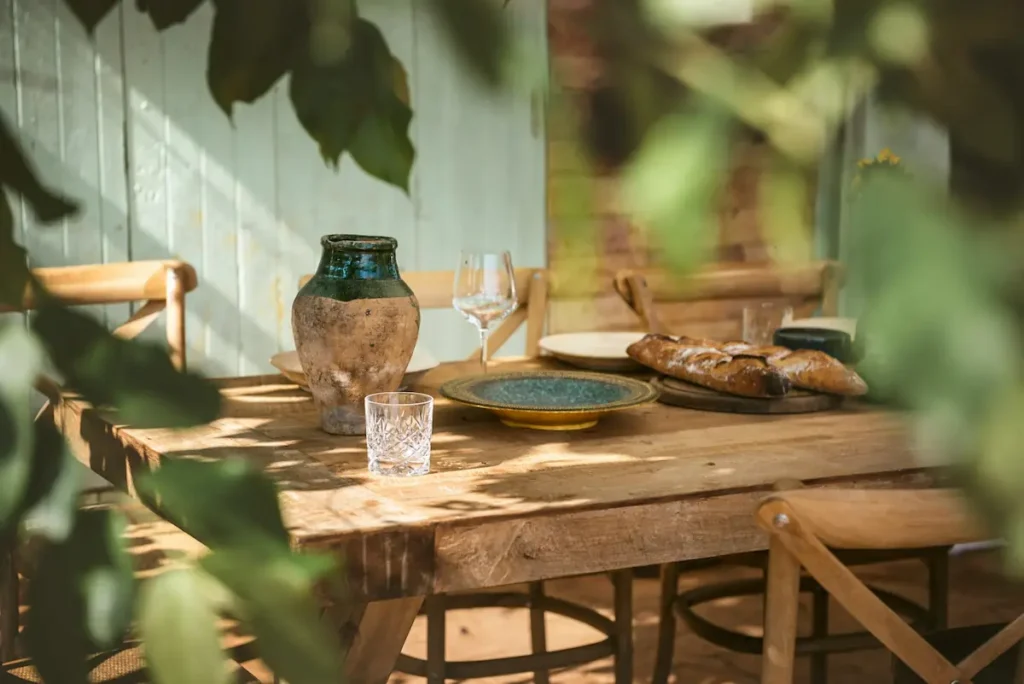 table repas authentique en Normandie pain vaisselle artisanale slow tourisme