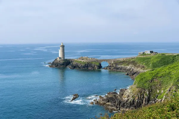 phare en Bretagne sur côte sauvage, paysage marin